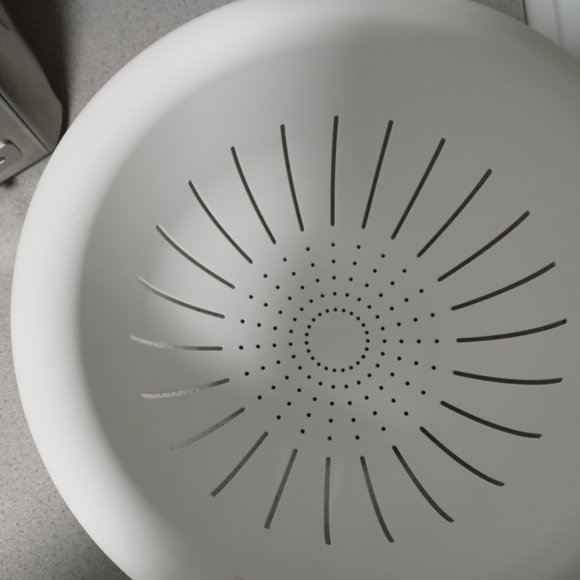 Large White Colander - Picture 3 of 4